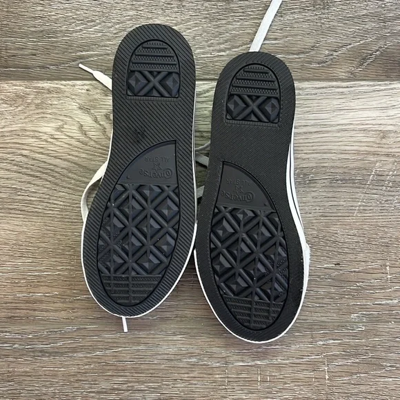 Converse girls shoes, barely worn, size 3 - Picture 2 of 2